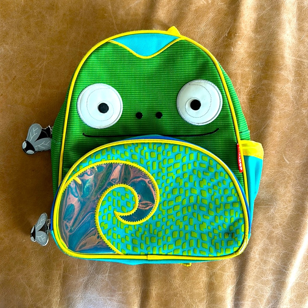 Skip Hop kids backpack! 🦎 Lizard backpack w/ fly 🪰 zipper pulls!